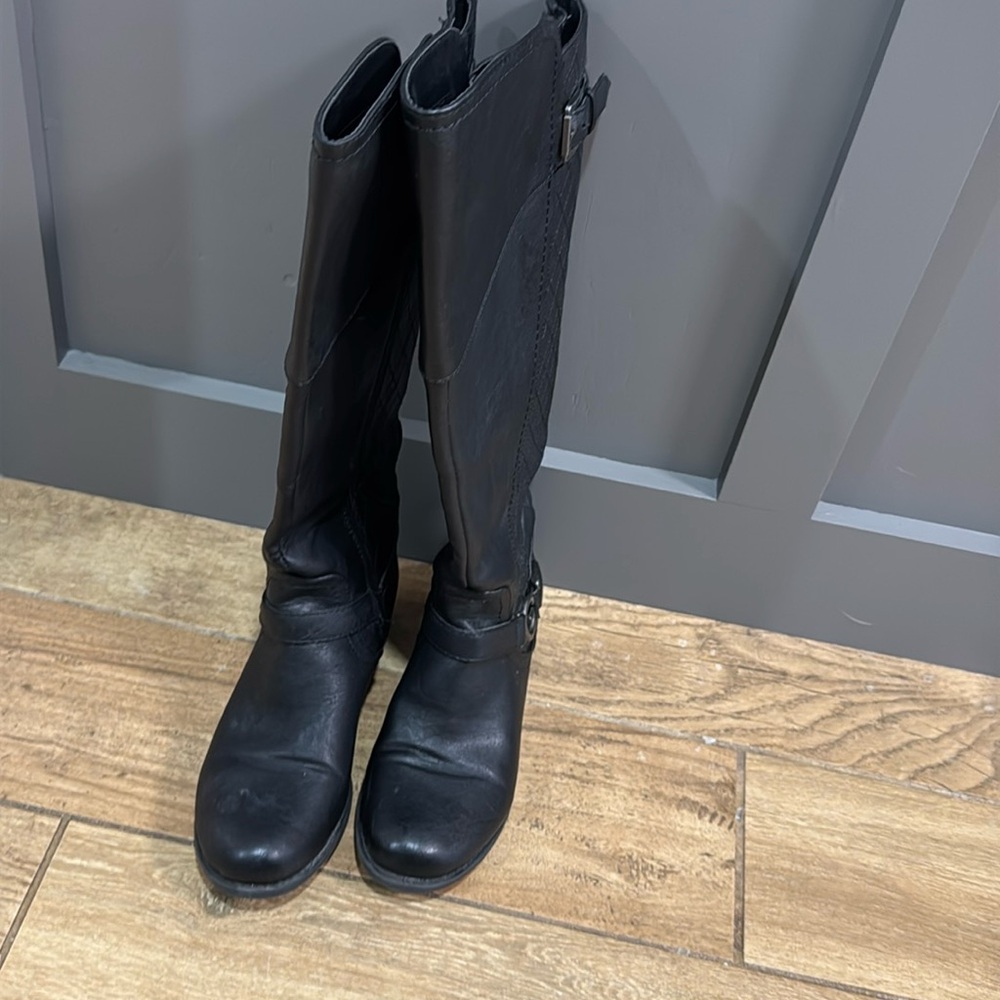 Guess black leather boots size 7 1/2 zip